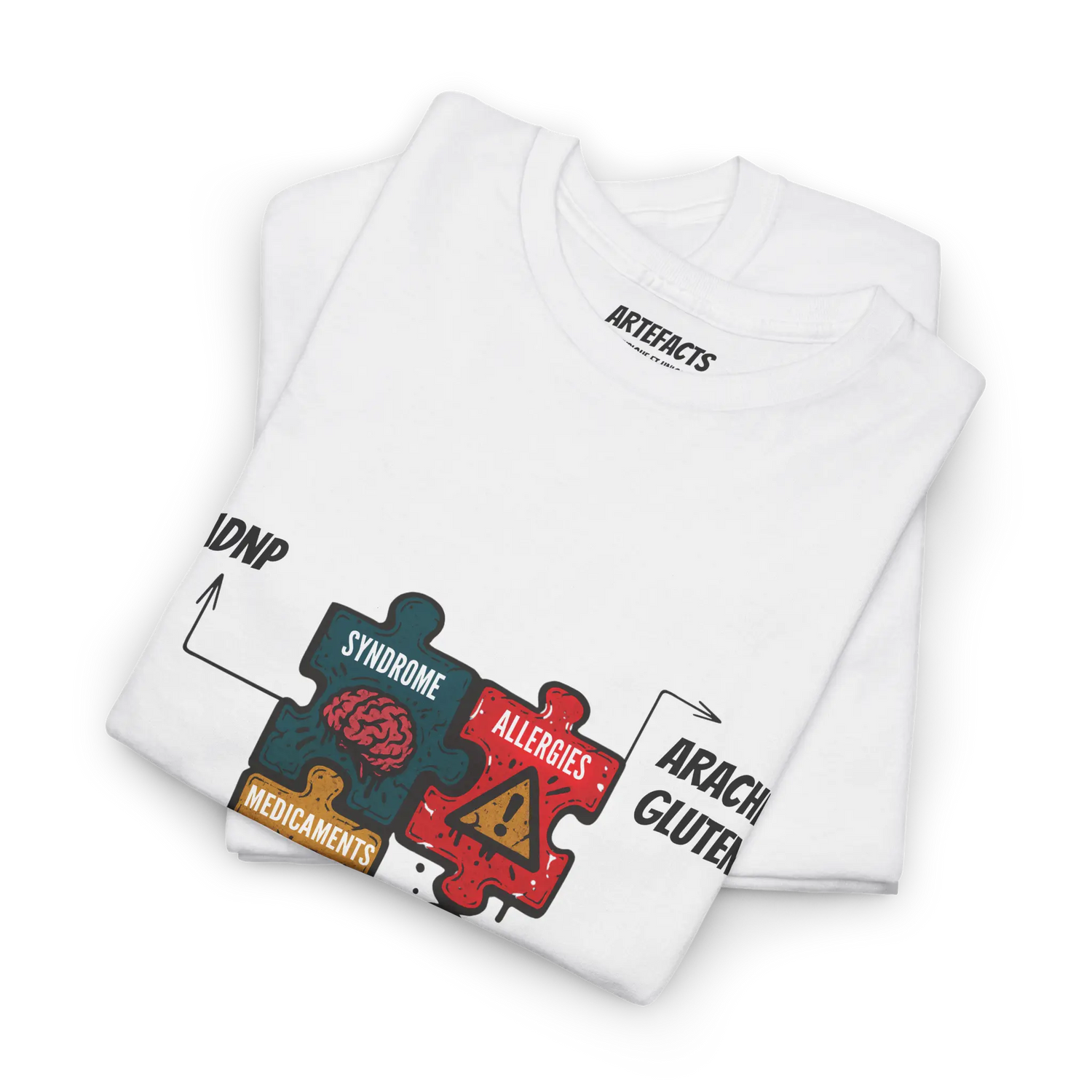 T-shirt blanc Artefacts avec design en pièces de puzzle indiquant le syndrome, les allergies et les médicaments, symbole de personnalisation pour personnes en situation de handicap.